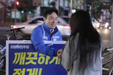 수원을 민주 김호진 예비후보, 성대역서 시민·청년과 만남