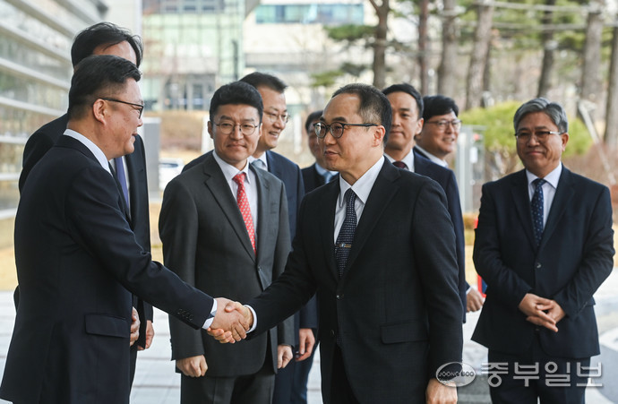 김혜경 씨, 경기도 법인카드 유용 의혹으로 검찰 조사에 출석 후 2시간 조사 받아 귀가
