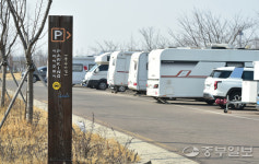 캠핑카 알박기 사라지나… 공영주차장 방치 차량, 7월부터 강제 견인