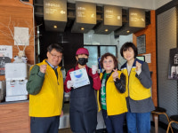 서둔동 지역사회보장협의체, 사랑나눔가게 3개소에 현판 전달