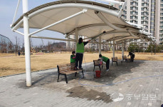 겨우내 묵은 때 씻어내요… 성남시, 근린·주제 공원 봄맞이 대청소