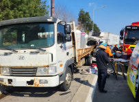 여주 중부내륙고속도로서 냉동탑차가 화물차 추돌… 가스통 와르르