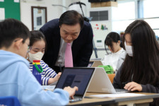 임태희 경기도교육감, 하이러닝 수업 참관 댓글만 봐도 아이디어 얻는 시대