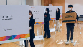 [중부포토] 영화동행정복지센터 투표소 설치