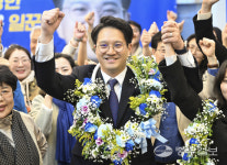 [중부포토] 전용기 더불어민주당 화성정 당선인 당선 확실