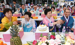 [중부포토] 홀몸어르신 합동 팔순잔치