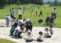 [중부포토] 아이들 놀이터로 변신한 안양 컨트리클럽 골프장