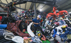 [중부포토] '衣산衣해' 이루는 폐의류 창고