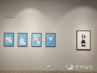 [리뷰] 담백한 드로잉에 담긴 푸르른 청춘의 사유… 전시 The Blue Soul