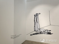 [리뷰] 담백한 드로잉에 담긴 푸르른 청춘의 사유… 전시 The Blue Soul