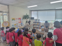 우유팩이 화장지로… 수원 정자1동 어린이들, 폐자원 재활용 체험