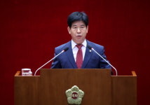 횡단보도 앞 인도 그늘막 친환경적인 나무로 대체해야