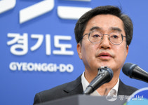 [중부포토] 화성 화재 지원대책 브리핑 하는 경기도지사