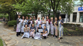 수원시 가족여성회관, 수원시여성단체협의회에 폐현수막 재활용 앞치마 전달