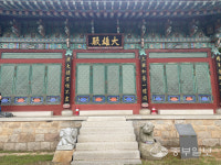[경기도 전통사찰] 웃는듯 아닌듯 대웅전 앞 석사자는 왜 고개를 돌리고 있을까