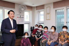 김찬진 인천 동구청장, 추석맞이 경로당 순회방문…애로사항 청취