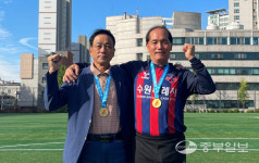 수원시 실버축구단이 전한 잔잔한 감동… 축구 통해 노인들 소통·화합 이끌어요