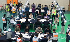 [중부포토] 강화군수 보궐선거 개표 시작