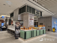 흑백 붙으면 완판… OTT 넘어 유통가도 점령