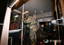 비상 계엄령 해제 결의안 가결에 철수하는 계엄군들