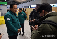 [현장르포] 우리 가족 언제 불릴까 비탄 잠긴 무안공항… 탑승자 명단엔 오산 일가족도