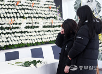 [중부포토] 오산시청 앞 마련된 합동분향소 찾은 추모객들