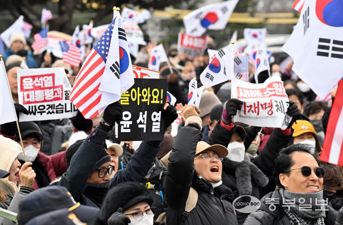 윤석열 전 대통령 지지자들, 서울구치소 앞서 석방 촉구 집회 개최