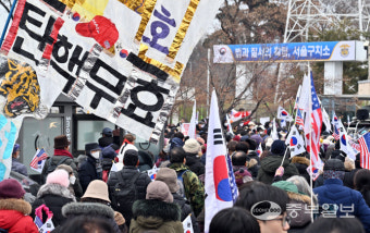 [중부포토] 서울구치소 앞에서 집회 이어가는 윤석열 지지자들