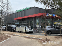 상시단속·주말운영 없애도… 인천 유일 국군복지단 마트 주차난 여전