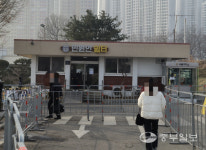서울구치소 임시화장실 설치 엇갈린 반응