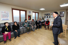 김찬진 인천 동구청장, 설 맞아 경로당 방문