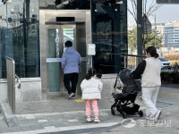 고장 잦은 인천 서구 봉수초 앞 육교 엘리베이터… 주민 불편·안전문제 제기