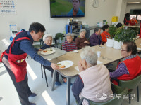 안산시 본오1동 직원들, 정곡경로당 배식 봉사 나서