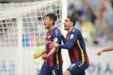 수원FC, 이현용 극장골로 김천 제압...개막 8경기만에 첫승