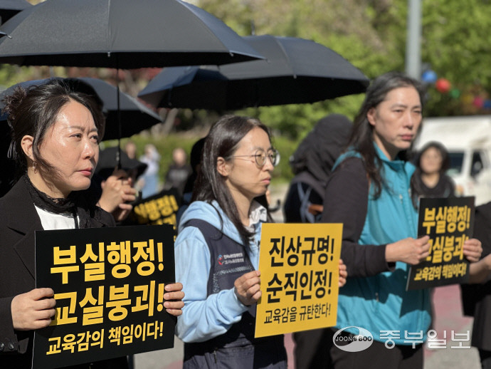 교사 사망으로 도출된 진실과 순직 요구, 1만여 명 참가한 대규모 집회가 열려