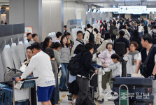 [중부포토] 황금연휴 앞두고 붐비는 김포국제공항