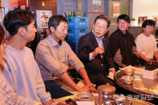 [중부포토] 비전형 노동자 간담회 하는 이재명 대선후보