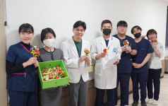 이춘택병원, 어르신 입원 환자에 카네이션 전달 행사