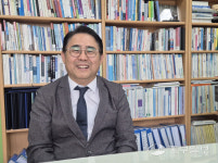 [사람in] 이경석 안양시율목사회종합복지관장 가정·지역사회 보완으로 건강 공동체 역할