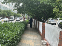 두 사람도 못 걷는다… 계양구 아파트 앞 협소한 인도 민원 쏟아져