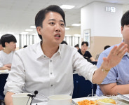 한국공학대 학생들과 학식 먹는 이준석 대선 후보