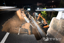 [중부포토] 처참히 붕괴된 오산 가장교차로 고가도로 옹벽