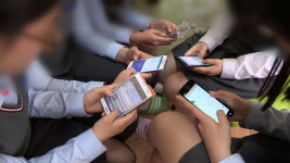 법으로 금지되는 수업 중 스마트폰 사용… 학생-교사 갈등 심화될까?