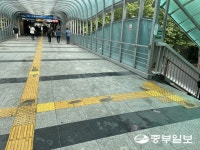 군포 산본역 육교 점자블록 곳곳 파손...시각장애인 보행 위협