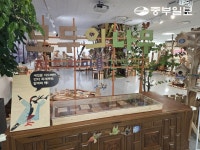 버려진 가구의 재탄생… 자원순환展 모두의 나무: 자투리 마을 건설 작전!