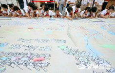 [화보] 행궁광장에 우뚝… 대형 종이 팔달문