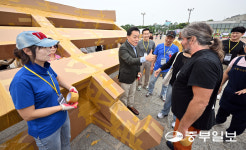 [화보] 행궁광장에 우뚝… 대형 종이 팔달문