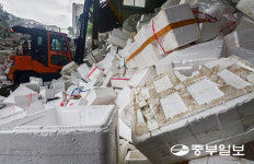 추석 연휴동안 쌓인 스티로폼