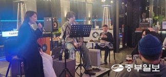 즐겁게 마시며 대화하고…가을밤 감성 물들인 포포인츠 수원 비어가든