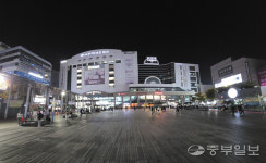 이젠 조용해질 줄 알았는데… 단속에도 여전한 부천역 막장 유튜버